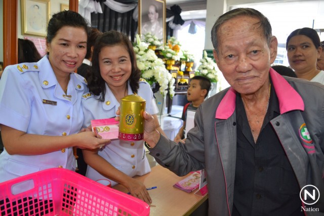 ชาวพิษณุโลกพาบุตรหลานฝากเงิน รับกระปุกออมสินเฉลิมพระเกียรติ