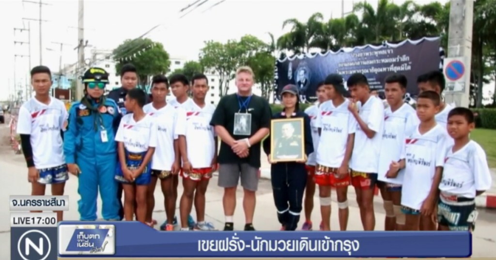 เขยฝรั่งและนักมวยไทยร่วมเดินเท้าเข้ากรุงเทพ