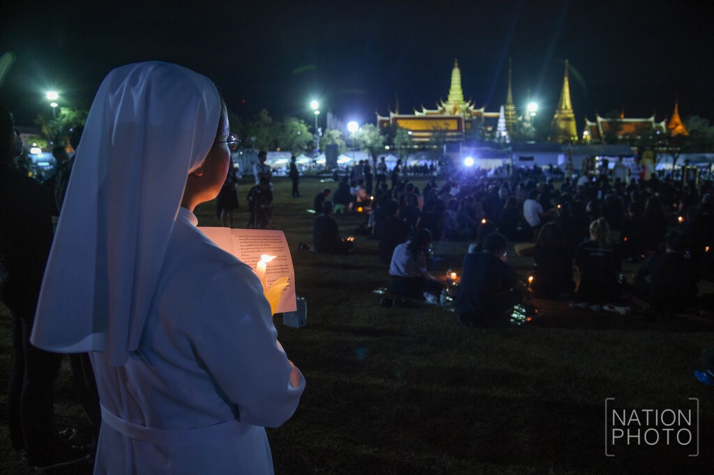 คริสต์ศาสนิกชน-สวดภาวนาถวายสักการะแด่พ่อหลวง