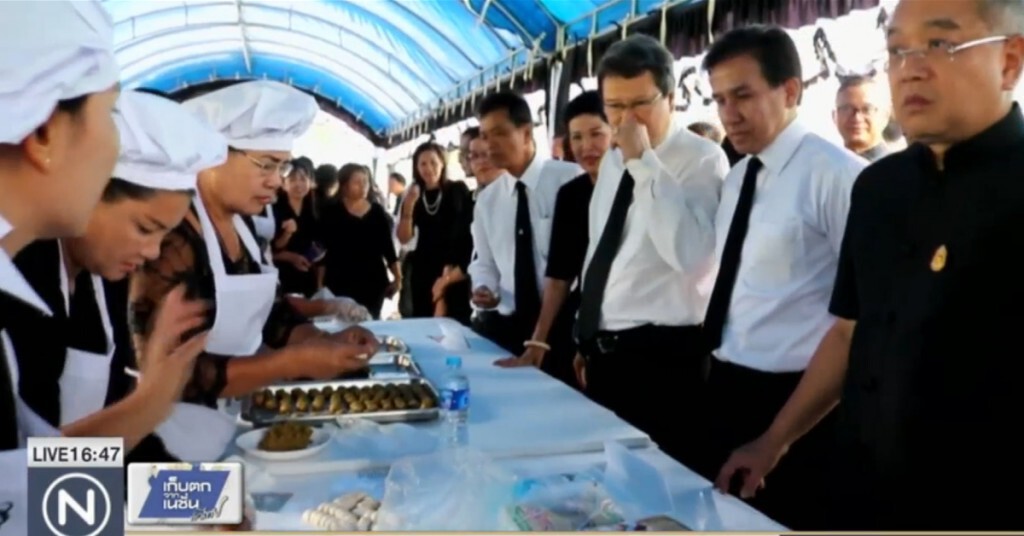 ชาวพังงารวมพลังทำเต้าส้อกว่า 4 หมื่นลูก แจกท้องสนามหลวง ชาวพังงารวมพลังทำเต้าส้อกว่า 4 หมื่นลูก แจกท้องสนามหลวง