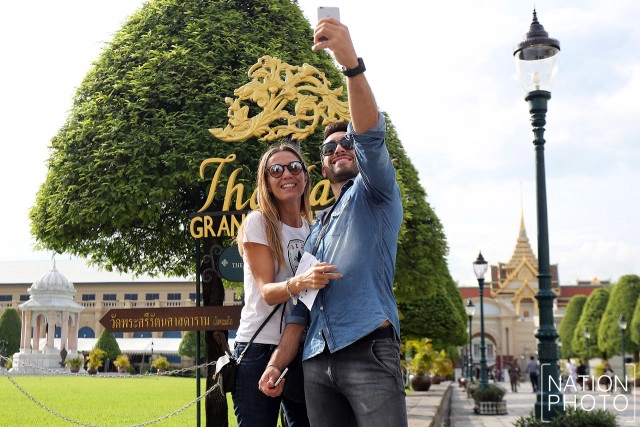 นักท่องเที่ยวไทย-เทศ เข้าชมวัดพระแก้ว เป็นวันแรก