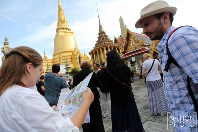 นักท่องเที่ยวไทย-เทศ เข้าชมวัดพระแก้ว เป็นวันแรก