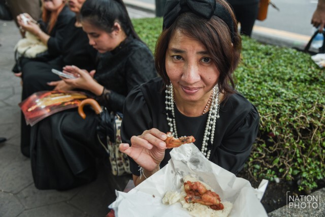 "ข้าวเหนียวไก่ทอดพระราชทานแสนโอชา"