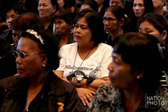 ชาวนราธิวาส น้ำตาไหลนองหน้า หลังได้เดินทางไปกราบถวายบังคมพระบรมศพ