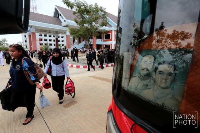 ชาวนราธิวาส น้ำตาไหลนองหน้า หลังได้เดินทางไปกราบถวายบังคมพระบรมศพ