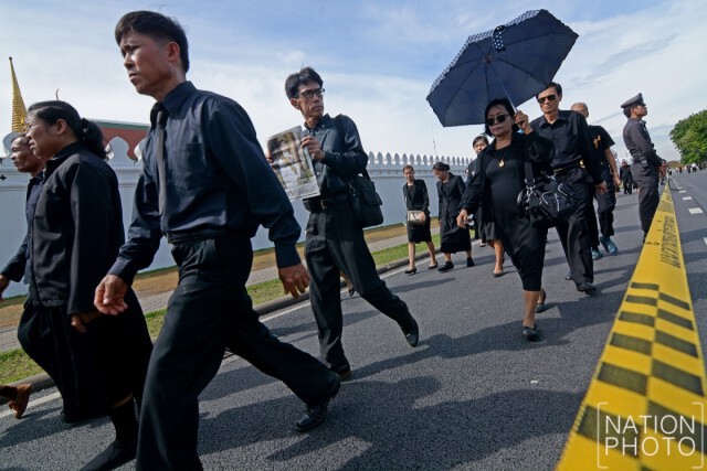 พสกนิกร เข้าสักการะพระบรมศพ ในหลวง ร.๙ ทางประตูมณีนพรัตน์