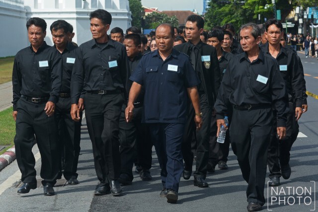พสกนิกร เข้าสักการะพระบรมศพ ในหลวง ร.๙ ทางประตูมณีนพรัตน์