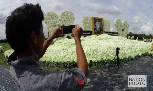 กลุ่มเกษตรกร 4 จังหวัด รอบพุทธมณฑล นำกล้วยไม้ถวายอาลัยในหลวง ร.๙