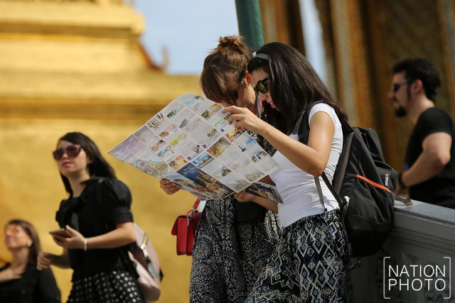 นักท่องเที่ยวไทย-เทศ เข้าชมวัดพระแก้ว เป็นวันแรก