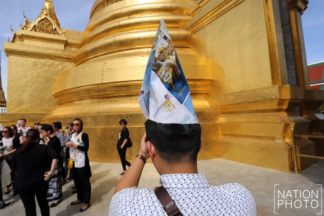 นักท่องเที่ยวไทย-เทศ เข้าชมวัดพระแก้ว เป็นวันแรก