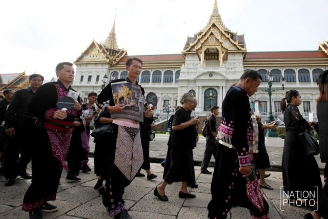 ชาวเขาเผ่าม้ง จ.ตาก เข้าถวายสักการะพระบรมศพ