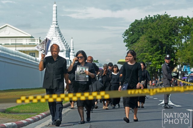 พสกนิกร เข้าสักการะพระบรมศพ ในหลวง ร.๙ ทางประตูมณีนพรัตน์
