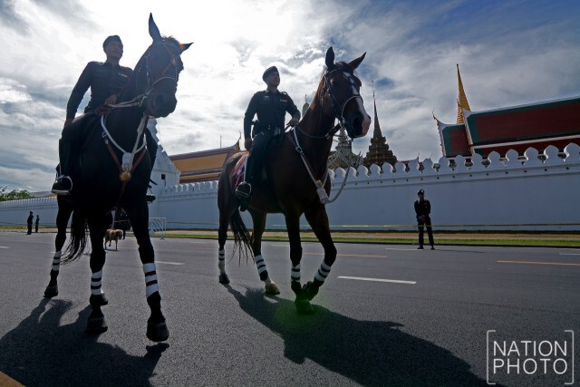 พสกนิกร เข้าสักการะพระบรมศพ ในหลวง ร.๙ ทางประตูมณีนพรัตน์
