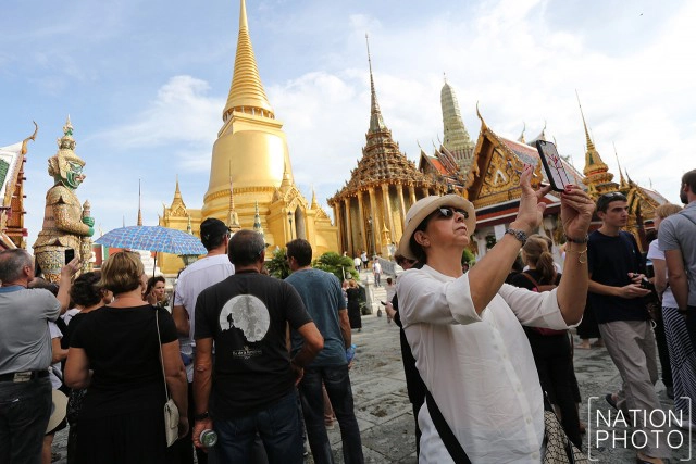 นักท่องเที่ยวไทย-เทศ เข้าชมวัดพระแก้ว เป็นวันแรก