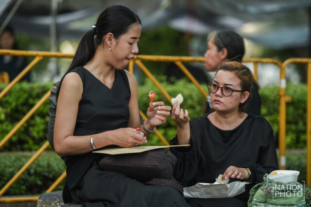 "ข้าวเหนียวไก่ทอดพระราชทานแสนโอชา"