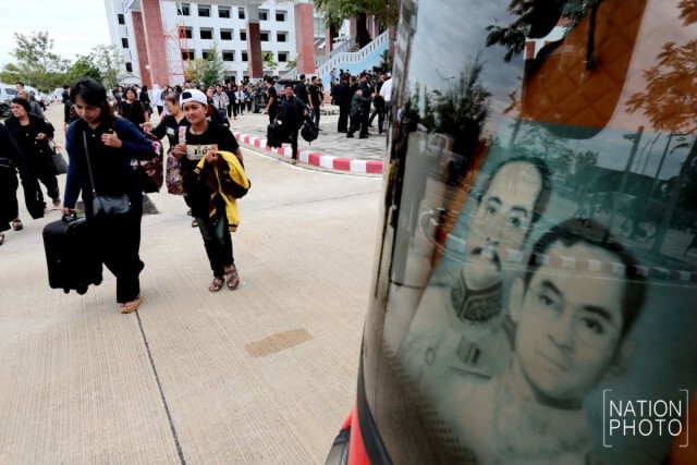 ชาวนราธิวาส น้ำตาไหลนองหน้า หลังได้เดินทางไปกราบถวายบังคมพระบรมศพ