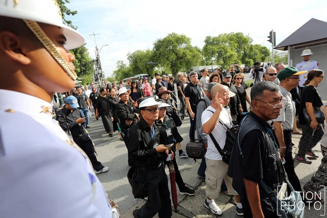 นักท่องเที่ยวไทย-เทศ เข้าชมวัดพระแก้ว เป็นวันแรก