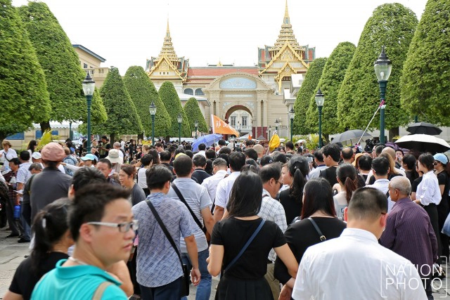 นักท่องเที่ยวไทย-เทศ เข้าชมวัดพระแก้ว เป็นวันแรก