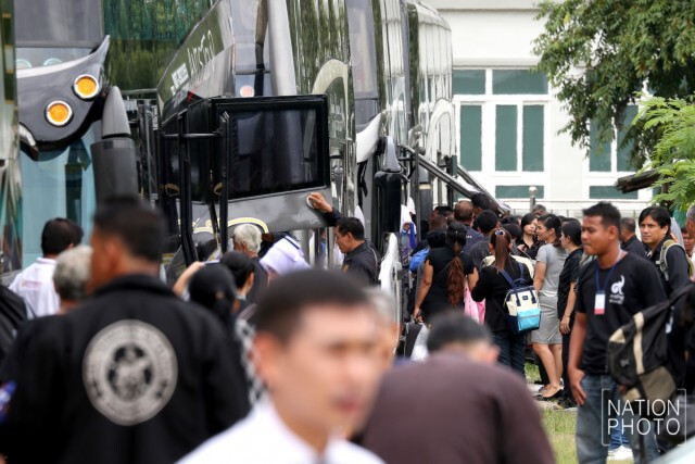 ชาวนราธิวาส น้ำตาไหลนองหน้า หลังได้เดินทางไปกราบถวายบังคมพระบรมศพ