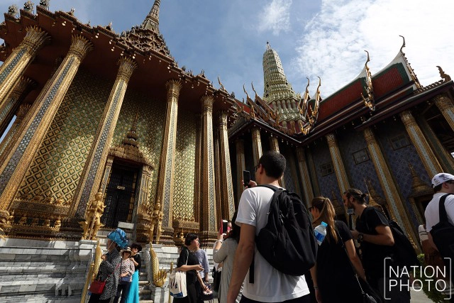 นักท่องเที่ยวไทย-เทศ เข้าชมวัดพระแก้ว เป็นวันแรก