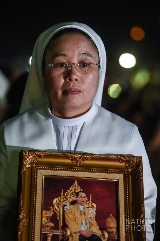 คริสต์ศาสนิกชน-สวดภาวนาถวายสักการะแด่พ่อหลวง