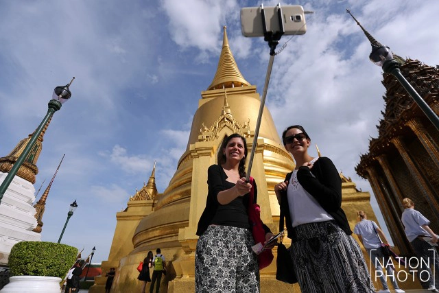 นักท่องเที่ยวไทย-เทศ เข้าชมวัดพระแก้ว เป็นวันแรก