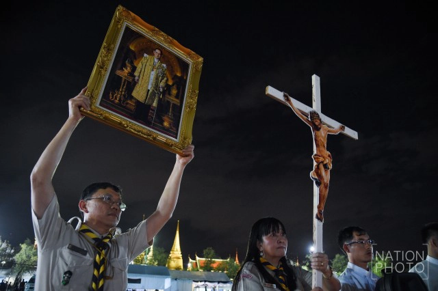 คริสต์ศาสนิกชน-สวดภาวนาถวายสักการะแด่พ่อหลวง