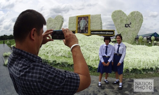 กลุ่มเกษตรกร 4 จังหวัด รอบพุทธมณฑล นำกล้วยไม้ถวายอาลัยในหลวง ร.๙