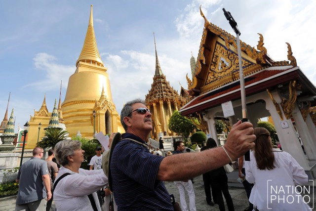 นักท่องเที่ยวไทย-เทศ เข้าชมวัดพระแก้ว เป็นวันแรก