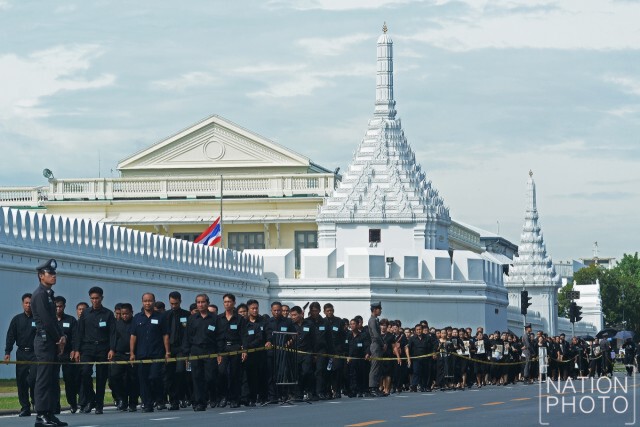 พสกนิกร เข้าสักการะพระบรมศพ ในหลวง ร.๙ ทางประตูมณีนพรัตน์