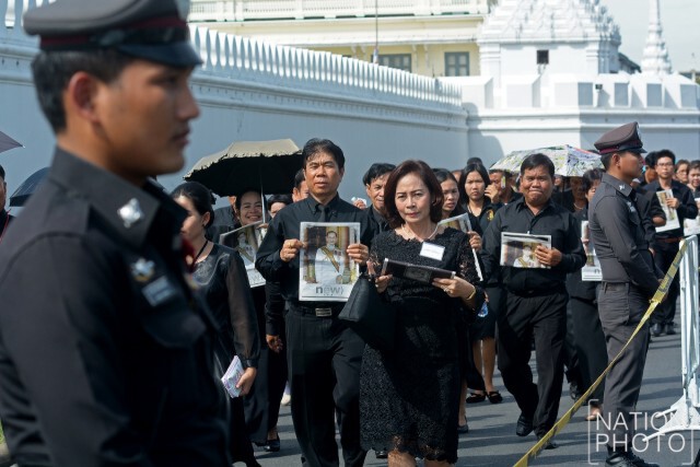 พสกนิกร เข้าสักการะพระบรมศพ ในหลวง ร.๙ ทางประตูมณีนพรัตน์