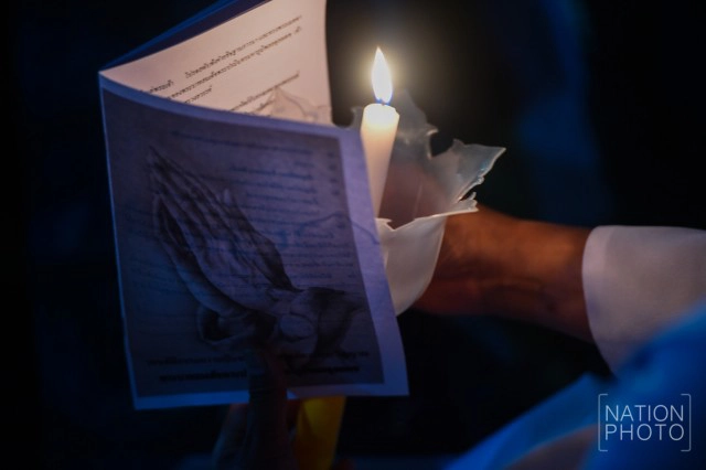 คริสต์ศาสนิกชน-สวดภาวนาถวายสักการะแด่พ่อหลวง