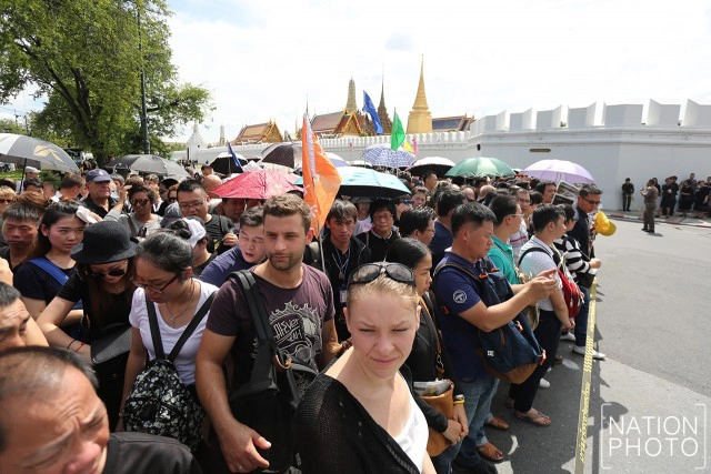 นักท่องเที่ยวไทย-เทศ เข้าชมวัดพระแก้ว เป็นวันแรก