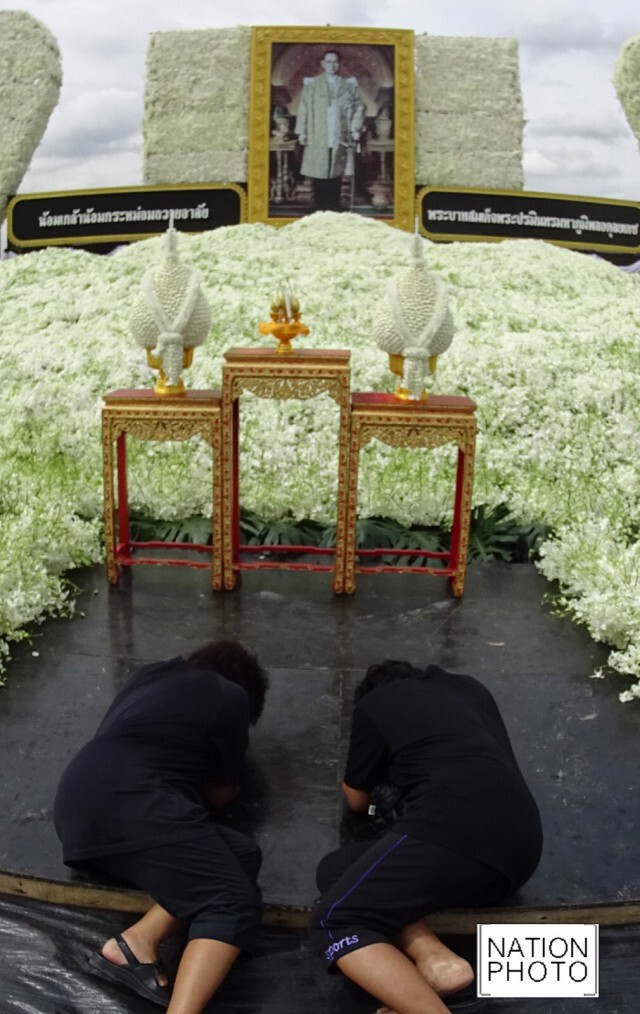 กลุ่มเกษตรกร 4 จังหวัด รอบพุทธมณฑล นำกล้วยไม้ถวายอาลัยในหลวง ร.๙