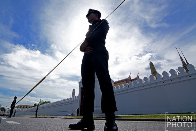 พสกนิกร เข้าสักการะพระบรมศพ ในหลวง ร.๙ ทางประตูมณีนพรัตน์