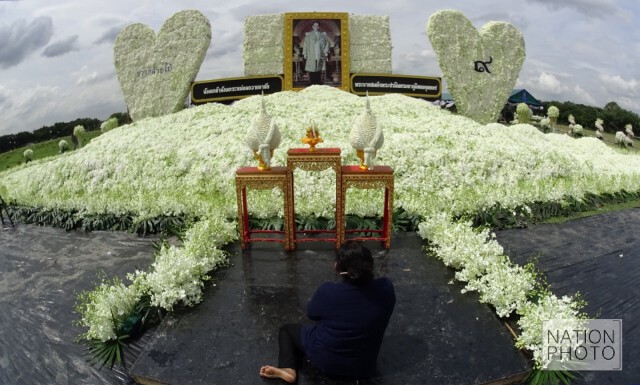 กลุ่มเกษตรกร 4 จังหวัด รอบพุทธมณฑล นำกล้วยไม้ถวายอาลัยในหลวง ร.๙