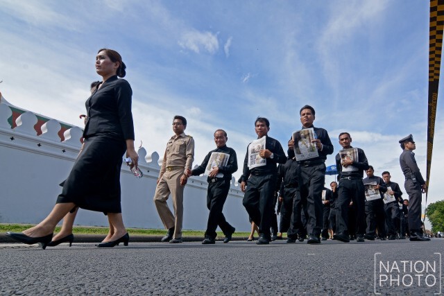 พสกนิกร เข้าสักการะพระบรมศพ ในหลวง ร.๙ ทางประตูมณีนพรัตน์