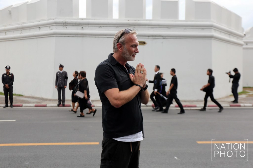 นักท่องเที่ยวพร้อมใจแต่งชุดดำ เที่ยวชมวัดพระแก้ว นักท่องเที่ยวพร้อมใจแต่งชุดดำ เที่ยวชมวัดพระแก้ว