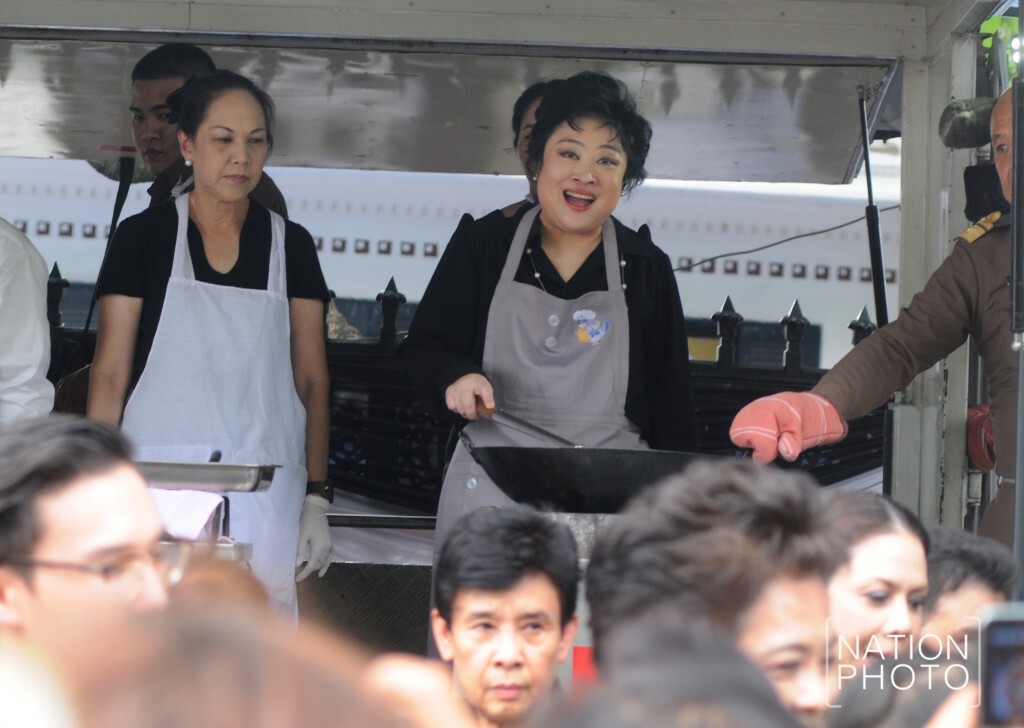 "พระองค์โสม" ทรงทอดไก่ประทานให้แก่ประชาชน "พระองค์โสม" ทรงทอดไก่ประทานให้แก่ประชาชน