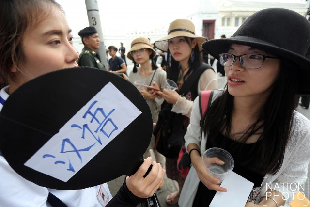 นักท่องเที่ยวพร้อมใจแต่งชุดดำ เที่ยวชมวัดพระแก้ว