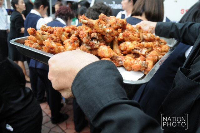 "พระองค์โสม" ทรงทอดไก่ประทานให้แก่ประชาชน
