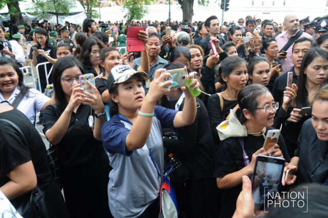 "พระองค์โสม" ทรงทอดไก่ประทานให้แก่ประชาชน