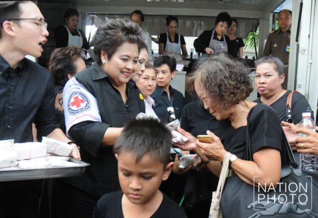 "พระองค์โสม" ทรงทอดไก่ประทานให้แก่ประชาชน