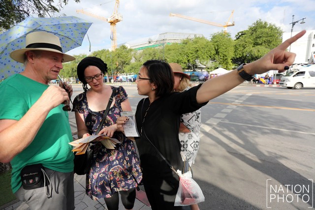 นักท่องเที่ยวพร้อมใจแต่งชุดดำ เที่ยวชมวัดพระแก้ว