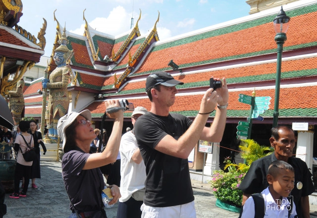 วันแรกของวัดพระแก้ว หลังเปิดในรอบ 2 สัปดาห์