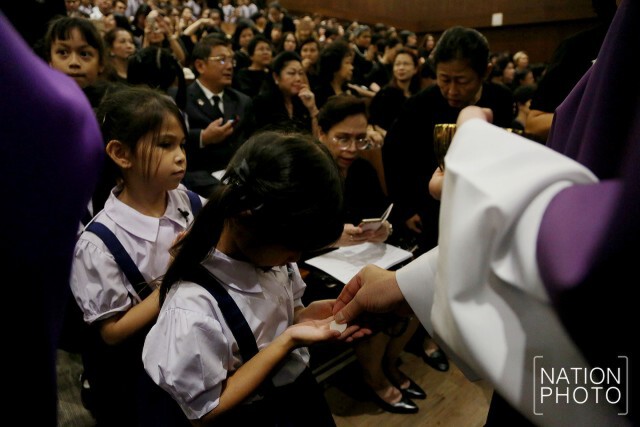 รร.มาแตร์เดอีวิทยาลัย จัดพิธีมิสซาแสดงความอาลัยแด่ในหลวง ร.๙