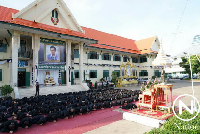 อบจ.ทำบุญตักบาตรวัน อบจ.พร้อมแปรอักษรแสดงความอาลัยในหลวง ร.๙