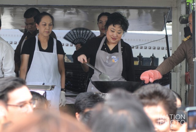 "พระองค์โสม" ทรงทอดไก่ประทานให้แก่ประชาชน