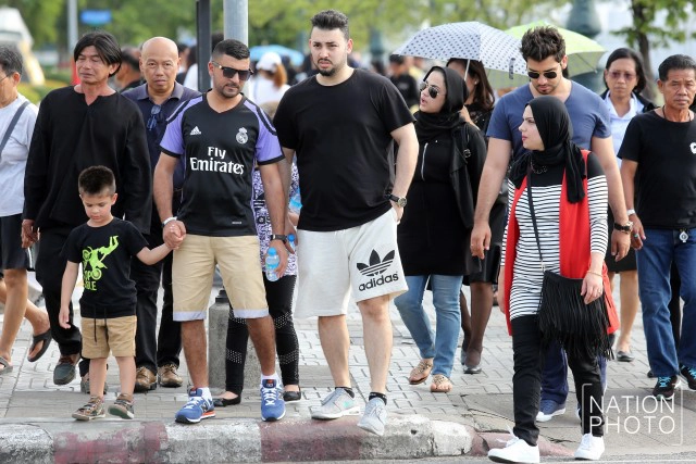 นักท่องเที่ยวพร้อมใจแต่งชุดดำ เที่ยวชมวัดพระแก้ว