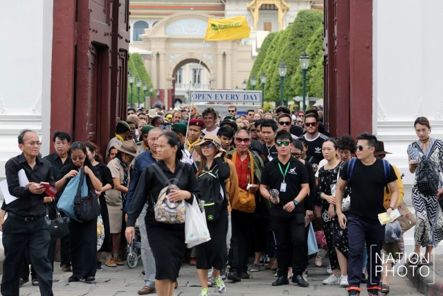 นักท่องเที่ยวพร้อมใจแต่งชุดดำ เที่ยวชมวัดพระแก้ว